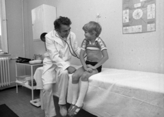 Hungary, Dobogókő, a BM üdülő orvosi rendelője., 1982, Magyar Rendőr, kid, doctor, kid, shorts, sandal, knee snocks, t-shirt, physical examination, cloak, examination table, stethoscope, Fortepan #66843