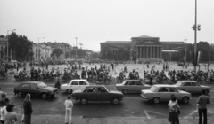 Hungary, Budapest XIV., Hősök tere, motorosok felvonulása, szemben a Szépművészeti Múzeum., 1982, Magyar Rendőr, motorcycle, automobile, motorcycle race, eclectic architecture, Budapest, Albert Schickedanz-design, Neoclassical architecture, Fülöp Ferenc Herzog-design, Fortepan #66854