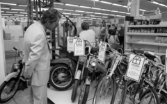 Hungary, Budapest X., barkácsáruház az Őrs vezér terén a Gyakorló köznél., 1982, Magyar Rendőr, bicycle, price tag, Csepel-brand, scooter, Budapest, Skála department store, Fortepan #66893