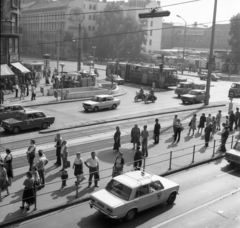 Hungary, Budapest VIII.,Budapest V.,Budapest VII., Astoria kereszteződés, szemben a Károly (Tanács) körút - Rákóczi út sarok., 1982, Magyar Rendőr, taxicab, tram stop, Budapest, Fortepan #66910