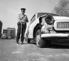 Hungary, Budapest XIV., Francia út az Ajtósi Dürer sor torkolata felé nézve. A kép bal szélén a BRFK Közlekedésrendészet épületének hátsó frontja látszik., 1982, Magyar Rendőr, cop, wreck, Budapest, crime scene investigation, measuring wheel, Fortepan #66915