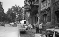 Hungary, Budapest VI., Liszt Ferenc tér, jobbra a Zeneakadémia főbejárata., 1982, Magyar Rendőr, taxicab, relief, number plate, Budapest, Fortepan #66922