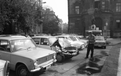 Hungary, Budapest VIII., a Reviczky utca és a Baross utca találkozása, szemben a Wenckheim-palota, a Fővárosi Szabó Ervin Könyvtár központi épülete., 1982, Magyar Rendőr, Soviet brand, Lada-brand, Polski Fiat-brand, wreck, Renaissance Revival, palace, automobile, number plate, Budapest, Neo-Baroque-style, Arthur Meinig-design, Fortepan #66926