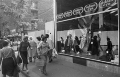 Hungary, Budapest V., az üres telek a Váci utca 21-19. szám, e helyen állt a Kedves presszó épülete., 1982, Magyar Rendőr, Show window, pedestrian, street view, genre painting, Budapest, Fortepan #66940