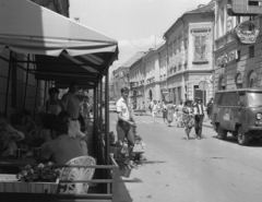 Magyarország, Eger, Széchenyi István (Széchenyi) utca, jobbra a Szent János (Alkotmány) utca torkolata, 1982, Magyar Rendőr, járókelő, utcakép, életkép, terasz, furgon, Fortepan #66960