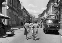 Magyarország, Eger, Széchenyi István (Széchenyi) utca, balra a Foglár György utca, jobbra a Szent János (Alkotmány) utca torkolata., 1982, Magyar Rendőr, járókelő, utcakép, életkép, terasz, UAZ-márka, rendszám, furgon, virágtartó, lottózó, UAZ-452, Fortepan #66964