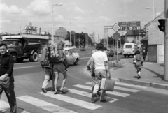 Magyarország, Eger, Gyalogátkelőhely a 25-ös főút, Mátyás király (Lenin) út és a Sas utca találkozásánál., 1982, Magyar Rendőr, forgalom, teherautó, utcakép, életkép, ZIL-márka, bőrönd, hátizsák, Skoda 100, furgon, Skoda 120, turista, gyalogátkelő, Fortepan #66969