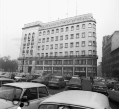 Magyarország, Budapest V., a Budapesti Rendőr-főkapitányság épülete a Bécsi utca felől nézve. Jobbra a Deák Ferenc utca., 1982, Magyar Rendőr, Lada-márka, antenna, Trabant 601, rendszám, Dacia 1300, Skoda 120, Budapest, Fortepan #66982