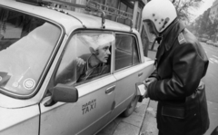 Magyarország, Budapest VIII.,Budapest VII., Rákóczi út a Vas utcánál., 1983, Magyar Rendőr, taxi, Budapest, bukósisak, bőrkabát, motoros rendőr, igazoltatás, Fortepan #66990