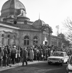 Magyarország, Városliget, Budapest XIV., Műjégpálya., 1983, Magyar Rendőr, sokaság, rendőrjármű, Budapest, jégcsarnok, Fortepan #66992