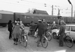 Magyarország, Törökszentmiklós, Dózsa György utca, vasúti átjáró., 1983, Magyar Rendőr, kerékpár, motorkerékpár, Lada-márka, sorompó, sokaság, vonat, vasúti átkelő, Fortepan #66996