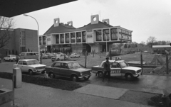 Magyarország, Nyíregyháza, Szabadság tér, Művelődési Ház (később Váci Mihály Kulturális Központ)., 1983, Magyar Rendőr, szovjet gyártmány, Lada-márka, rendőr, modern építészet, rendőrjármű, VAZ 2101, Bán Ferenc-terv, Fortepan #67004