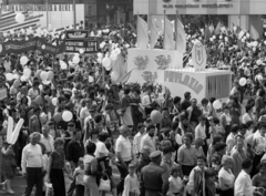 Magyarország, Budapest XIV., Ötvenhatosok tere (Felvonulási tér) a Városligeti (Gorkij) fasornál, május 1-i felvonulás., 1983, Magyar Rendőr, felvonulás, május 1, Budapest, pódiumautó, Fortepan #67015