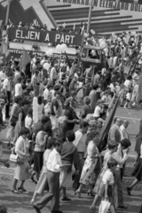 Magyarország, Budapest XIV., Ötvenhatosok tere (Felvonulási tér) a Városligeti (Gorkij) fasornál, május 1-i felvonulás., 1983, Magyar Rendőr, felvonulás, május 1, Budapest, pódiumautó, Fortepan #67016