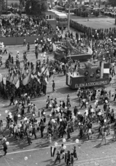 Magyarország, Budapest XIV., Ötvenhatosok tere (Felvonulási tér), május 1-i felvonulás., 1983, Magyar Rendőr, politikai dekoráció, felvonulás, léggömb, május 1, IFA W50, Budapest, pódiumautó, Fortepan #67020