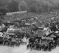 Magyarország, Budapest XIV., Ötvenhatosok tere (Felvonulási tér), május 1-i felvonulás, szemben a meghívott vendégek tribünje., 1983, Magyar Rendőr, felvonulás, május 1, Budapest, pódiumautó, Fortepan #67021