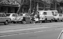 Magyarország, Budapest VI., Teréz (Lenin) körút, szemben jobbra a "Kátay" Vasáruház., 1983, Magyar Rendőr, neonreklám, Barkas-márka, Wartburg-márka, Volkswagen-márka, Volkswagen Bogár, Budapest, Fortepan #67033