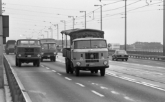 Magyarország, Budapest XI., Petőfi híd a budai hídfőtől nézve, jobbra a Soroksári út épületei látszanak., 1983, Magyar Rendőr, teherautó, IFA-márka, IFA W50, rendszám, Budapest, Fortepan #67074