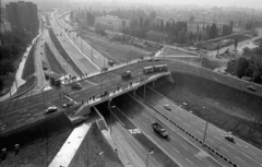 Magyarország, Budapest XIV., Kassai téri felüljáró az M3-as bevezető szakasza felett. Balra a Kacsóh Pongrác út, jobbra a BVSC sporttelepe., 1983, Magyar Rendőr, Polski Fiat-márka, Polski Fiat 126p, felüljáró, autópálya, Budapest, Fortepan #67084