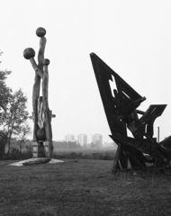 Magyarország, Nagyatád, Szoborpark, balra a Tűz (Ady József, 1981.), jobbra a Repülés kezdete (Raoul Oscar Gomez, 1975.) című kompozíció., 1983, Magyar Rendőr, Fortepan #67094