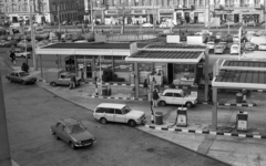 Magyarország, Budapest VIII., Baross tér, benzinkút a Keleti pályaudvar indulási oldalánál., 1983, Magyar Rendőr, Trabant-márka, Polski Fiat-márka, Dacia-márka, IZS-márka, benzinkút, Polski Fiat 126p, furgon, Wartburg 353, Dacia 1310, Dacia 1300, VAZ 2103/2106, Agip-márka, Budapest, Volkswagen Transporter 2, Opel Ascona, Saab 99, IZS 2715, Saab-márka, Skoda 105/120, Fortepan #67103