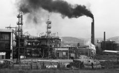 Hungary, Dorog, balra a Kőbányai Gyógyszerárugyár Dorogi Gyáregysége, jobbra a hőerőmű., 1984, Magyar Rendőr, factory chimney, Fortepan #67111