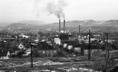 Hungary, Dorog, a város látképe az Ágnes telep felől, szemben a hőerőmű irányába a Hungária út., 1984, Magyar Rendőr, picture, chimney, mountain, smoke, Fortepan #67118