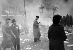 Magyarország, Budapest VI., Teréz (Lenin) körút 6., Dohnányi Ernő (Szófia) utca sarkán álló épület., 1956, Fortepan, plakát, forradalom, járókelő, utcakép, hirdetőoszlop, könyvégetés, Budapest, Fortepan #6712