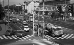 Magyarország, Szeged, Kossuth Lajos sugárút a Párizsi körút kereszteződésétől a Pacsirta utca torkolata felé nézve., 1986, Magyar Rendőr, közlekedés, forgalom, Trabant-márka, teherautó, Skoda-márka, Lada-márka, Wartburg-márka, ARO-márka, villamos, Wartburg 353, Skoda Liaz-márka, Skoda 120, FVV CSM-2/CSM-4, betonkeverő, tömegközlekedés, kerékpár, gyalogátkelő, Fortepan #67165