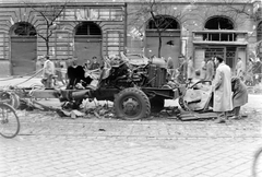 Magyarország, Budapest IX., Ferenc körút, balra a Ferenc körút - Tompa utca sarkán álló ház., 1956, Fortepan, forradalom, járókelő, járműroncs, Budapest, ZIL 157, Fortepan #6717