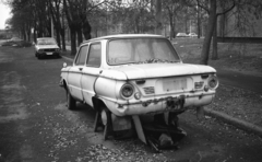 Magyarország, Budapest XV., Wesselényi (Csanádi György) utca az Őrjárat utca felé nézve, jobbra a Mézeskalács téri lakótelep., 1986, Magyar Rendőr, Zaporozsec-márka, járműroncs, automobil, Dacia 1310, Budapest, Fortepan #67174