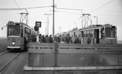 Magyarország, Budapest IX., Petőfi híd pesti hídfő, villamosmegálló., 1986, Magyar Rendőr, forgalom, tömeg, villamos, BKV-szervezet, Budapest, tömegközlekedés, viszonylatszám, Fortepan #67177