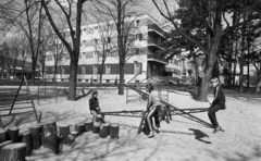 Magyarország, Balatonfüred, Petőfi Sándor utca, BM üdülő., 1987, Magyar Rendőr, játszótér, libikóka, nyár, gyerekek, homok, Fortepan #67180