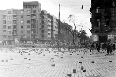 Magyarország, Budapest XI., Móricz Zsigmond körtér, szemben a Bartók Béla út., 1956, Fortepan, felirat, forradalom, járókelő, barikád, épület, kockakő, neon felirat, Budapest, Fortepan #6719