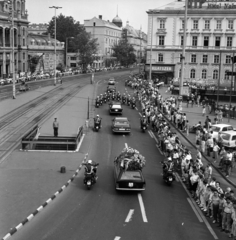 Magyarország, Budapest VI., Nyugati (Marx) tér a Teréz (Lenin) körút felé nézve. Kádár János temetési menete 1989. július 14-én., 1989, Magyar Rendőr, gyász, Budapest, Gustave Eiffel-terv, rendőrségi felvezetés, halottaskocsi, rendszerváltás, aluljáró, drogéria, Fortepan #67206