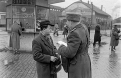 Magyarország, Budapest IX., Soroksári út, igazoltatás, háttérben a villamosvasút és a HÉV forgalmi-műszaki telepei, a Vágóhíd kocsiszín., 1953, Magyar Rendőr, rendőr, pavilon, sütemény, rendőrség, tea, usánka, Budapest, szőrmesapka, Fortepan #67218