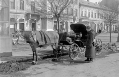 Magyarország, Szolnok, Kossuth Lajos tér., 1955, Magyar Rendőr, lovaskocsi, rendőr, pokróc, járőrtáska, szőrmesapka, Fortepan #67237