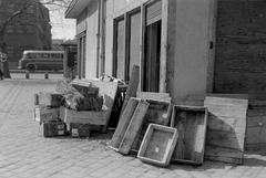 Magyarország, Budapest XIII., Lehel (Élmunkás) téri piac, szemben a Váci út. Az autóbusz mögött az Alig utca torkolata., 1955, Magyar Rendőr, láda, redőny, Budapest, Fortepan #67243