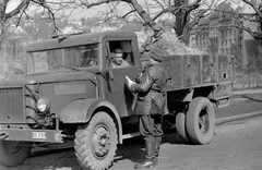 Magyarország, Budapest XI., Bartók Béla út a Feneketlen-tónál, jobbra a Fadrusz utca házai., 1955, Magyar Rendőr, teherautó, rendőr, Csepel-márka, rendszám, Csepel B-350/D-350, rendőrség, usánka, Budapest, járőrtáska, szőrmesapka, Fortepan #67246