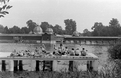 Magyarország, Hévíz, Tófürdő., 1955, Magyar Rendőr, nők, férfiak, fürdőzés, napozás, cölöp, fürdő-ház, Fortepan #67253