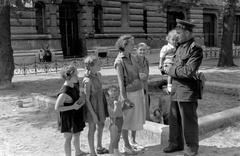 Magyarország, Budapest V., egykori Tőzsdepalota épülete, ekkor a Lenin Intézet müködött benne, később az MTV székháza., 1955, Magyar Rendőr, rendőr, homokozó, Budapest, járőrtáska, Fortepan #67254