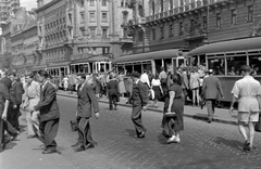 Magyarország, Budapest VIII.,Budapest VII., Nagykörút a Blaha Lujza térnél, a villamosok mögött a Rákóczi úti kereszteződés., 1955, Magyar Rendőr, villamos, villamosmegálló, Budapest, Fortepan #67256