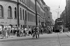 Magyarország, Budapest VIII., József körút a Blaha Lujza térnél, szemben a Népszínház utcai villamos-végállomás., 1955, Magyar Rendőr, kerékpár, járókelő, utcakép, életkép, villamos, villamosmegálló, áramszedő, Budapest, Fortepan #67258