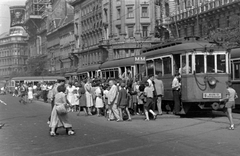 Magyarország, Budapest VIII.,Budapest VII., Nagykörút a Blaha Lujza térnél a Rákóczi úti kereszteződés és a Dohány utca felé nézve., 1955, Magyar Rendőr, plakát, villamos, villamosmegálló, viszonylattábla, Budapest, viszonylatszám, Fortepan #67260