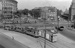 Magyarország, Budapest VI.,Budapest XIII., Nyugati (Marx) tér, szemben a Westend-ház., 1955, Magyar Rendőr, óra, villamos, cukrászda, pályaudvar, propaganda, cipőbolt, Budapest, Gustave Eiffel-terv, atomenergia, viszonylatszám, Fortepan #67262