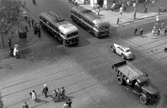 Magyarország, Budapest VI.,Budapest VII., Nagykörút - Király (Majakovszkij) utca kereszteződés., 1955, Magyar Rendőr, útkereszteződés, szovjet gyártmány, teherautó, trolibusz, villamosmegálló, ZIU-márka, MTB-82, rendőrkalitka, áramszedő, TEFU-szervezet, felsővezeték, Budapest, madártávlat, Fortepan #67265