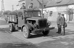 Magyarország, Vác, Dr. Csányi László körút (Lenin út) - Széchenyi utca sarok., 1955, Magyar Rendőr, teherautó, rendőr, cukrászda, kockakő, rendszám, Csepel B-350/D-350, fuvarozás, járőrtáska, Fortepan #67269