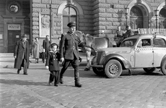 Magyarország, Budapest VIII., Rákóczi út a Blaha Lujza térnél, háttérben a Nemzeti Színház., 1955, Magyar Rendőr, ló, nemzeti színház, lovaskocsi, taxi, színház, Renault-márka, francia gyártmány, rendőr, kisfiú, Fellner és Helmer-terv, gyerek, csizma, Renault Juvaquatre, eklektikus építészet, Budapest, dombormű, Fortepan #67270