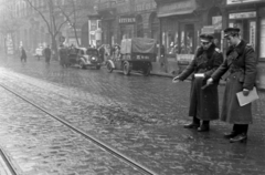 Magyarország, Budapest VI., Teréz (Lenin) körút, háttérben az Aradi utca torkolata., 1955, Magyar Rendőr, étterem, DKW-márka, rendőr, hirdetőoszlop, automobil, rendszám, furgon, DKW F5/F7/F8, Budapest, helyszínelés, Fortepan #67274