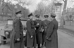 Magyarország, Budapest VI., Városligeti (Gorkij) fasor a Bajza utca felől a Dózsa György út felé nézve., 1956, Magyar Rendőr, egyenruha, Skoda-márka, rendőr, motoros szemüveg, Budapest, hirdetőoszlop, Fortepan #67279